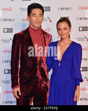 Naoki Kobayashi e Alicia Vikander(R) partecipare alla cerimonia di apertura del Tokyo International Film Festival 2019 a Roppongi Hills il 28 ottobre 2019 a Tokyo, Giappone. Foto Stock