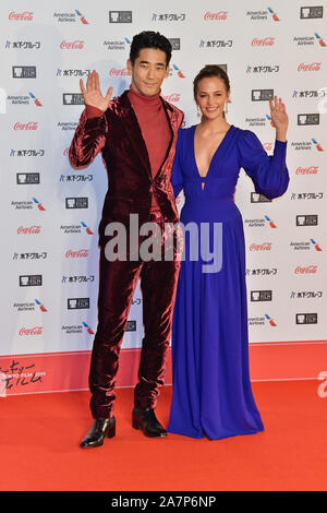 Naoki Kobayashi e Alicia Vikander(R) partecipare alla cerimonia di apertura del Tokyo International Film Festival 2019 a Roppongi Hills il 28 ottobre 2019 a Tokyo, Giappone. Foto Stock