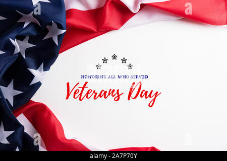 Felice giorno dei veterani. Bandierine americane con il testo grazie veterani contro uno sfondo bianco. Novembre 11. Foto Stock