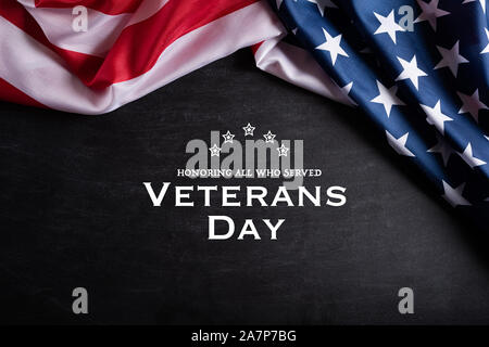 Felice giorno dei veterani. Bandierine americane con il testo grazie veterani contro un sfondo Blackboard. Novembre 11. Foto Stock