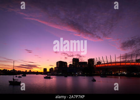 False Creek Tramonto di Vancouver. Tramonto su False Creek a Vancouver. La British Columbia, Canada. Foto Stock