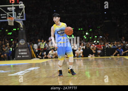 Attore cinese Deng Lun prende parte alla terza Jeremy Lin tutte le star della carità gioco di basket in città di Guangzhou, Cina del sud della provincia di Guangdong, 10 agost Foto Stock