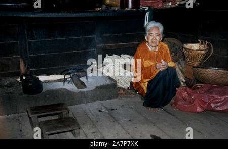 Questo anziani, indigeni Ede lady da altopiani centrali del Vietnam è un 'Khoa cantato' - la più senior persona in matrilineal società Ede. Foto Stock