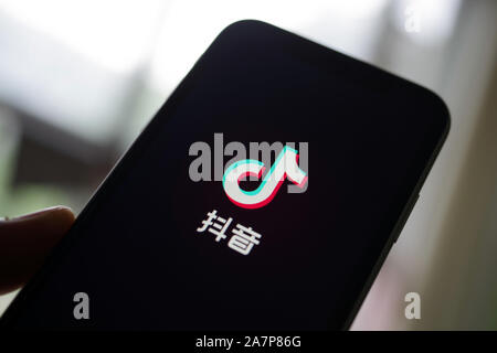 --FILE--un netizen accede al mobile app di Tik Tok, una iterazione oltremare di brevi video app Douyin, di Pechino Bytedance Technology Co Ltd, su un roa Foto Stock