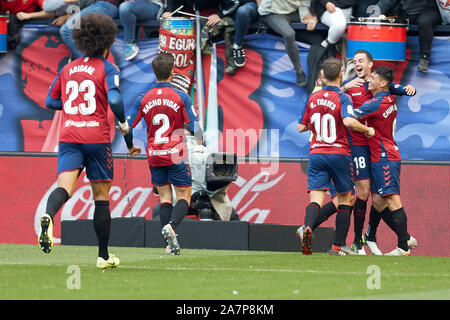 Pamplona, Spagna. 03 Nov, 2019. CA Osasuna giocatori festeggiare dopo il calcio spagnolo di La Liga Santander, match tra CA Osasuna e Deportivo AS Roma al Sadar Stadium, in Pamplona.(punteggio finale; CA Osasuna 4:2 Deportivo US Lecce) Credito: SOPA Immagini limitata/Alamy Live News Foto Stock