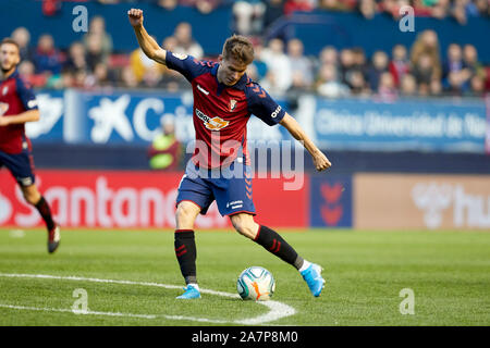 Pamplona, Spagna. 03 Nov, 2019. Marc Cardona (avanti; CA Osasuna) visto in azione durante il calcio spagnolo di La Liga Santander, match tra CA Osasuna e Deportivo AS Roma al Sadar Stadium, in Pamplona.(punteggio finale; CA Osasuna 4:2 Deportivo US Lecce) Credito: SOPA Immagini limitata/Alamy Live News Foto Stock