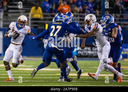 CEFCU Stadio San Jose, CA. 02Nov, 2019. San Jose, CA Boise State Broncos wide receiver Akilian Butler (7) scorre all'esterno per un breve periodo di guadagno durante il NCAA Football gioco tra Boise State Broncos e il San Jose State Spartans 52-42 vincere a CEFCU Stadio San Jose, CA. Thurman James/CSM/Alamy Live News Foto Stock