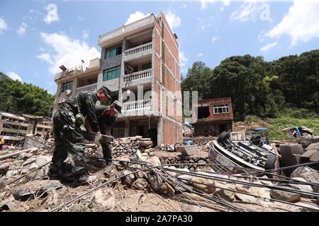 Soccorritori condurre l'operazione di soccorso nella zona di frana causata dal tifone Lekima, il nono typhoon dell'anno, in Yongjia county, Wenzhou city, est Chi Foto Stock