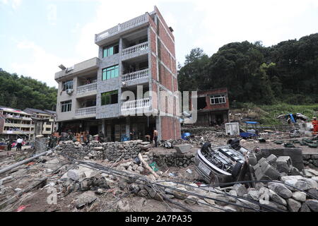 Vista degli edifici interessati in area di frana causata dal tifone Lekima, il nono typhoon dell'anno, in Yongjia county, Wenzhou city, Oriente Cina¯s zh Foto Stock