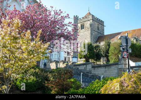 San Clemente chiesa in primavera, Hastings Old Town, East Sussex, Regno Unito Foto Stock