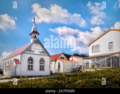 Street view per la Chiesa di Santa Maria e pittoresco di legno case residenziale nel centro cittadino di Stanley, la capitale delle Isole Falkland (Islas Malvinas). Foto Stock