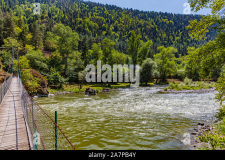 Fiume Koura un punto di riferimento della città termale di Borjomi Samtskhe Javakheti regione della Georgia orientale Foto Stock