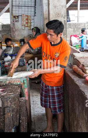 Labuanbajo, Indonesia - Agosto 17, 2015: Foto dal tradizionale esotici mercato tribale in Indonesia, venditore di pesce, Indonesia Foto Stock