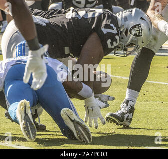 Oakland, la California, Stati Uniti d'America. 3 Novembre, 2019. Oakland Raiders tackle difensivo Maurice Hurst (73) recupera fumble Domenica, 3 novembre 2019, a Oakland-Alameda County Coliseum a Oakland, in California. I raider hanno sconfitto i Lions 31-24. Credito: Al di Golub/ZUMA filo/Alamy Live News Foto Stock