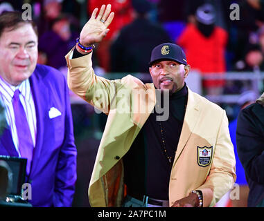 Baltimore, Stati Uniti. 03 Nov, 2019. NFL Hall of Famer e ex Baltimore Ravens linebacker Ray onde Lewis durante il tempo di emisaturazione di un gioco di NFL contro il New England Patriots al M&T Bank Stadium di Baltimora, Maryland, Domenica, 3 novembre 2019. Foto di David Tulis/UPI Credito: UPI/Alamy Live News Foto Stock