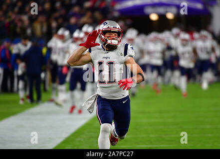 Baltimore, Stati Uniti. 03 Nov, 2019. New England Patriots wide receiver Julian Edelman (11) incendi fino alla folla prima di affrontare il Baltimore Ravens presso M&T Bank Stadium di Baltimora, Maryland, Domenica, 3 novembre 2019. Foto di David Tulis/UPI Credito: UPI/Alamy Live News Foto Stock