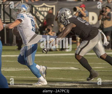 Oakland, la California, Stati Uniti d'America. 3 Novembre, 2019. Oakland Raiders difensivo fine Benson Mayowa (91) rallenta Detroit Lions quarterback Matthew Stafford (9), domenica 3 novembre 2019, a Oakland-Alameda County Coliseum a Oakland, in California. I raider hanno sconfitto i Lions 31-24. Credito: Al di Golub/ZUMA filo/Alamy Live News Foto Stock