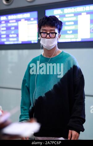 Cantante cinese Chengcheng ventola, il fratello più giovane di attrice Fan Bingbing, della Chinese Boy gruppo nove per cento, arriva a Pechino Capitale Ospiti int Foto Stock