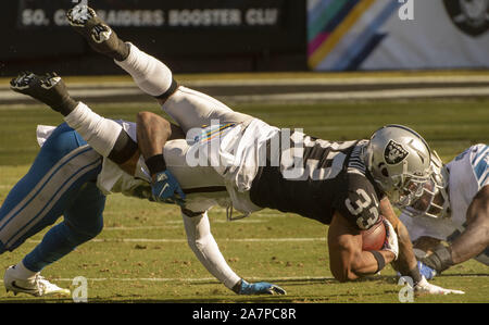 Oakland, la California, Stati Uniti d'America. 3 Novembre, 2019. Oakland Raiders running back DeAndre Washington (33) dives in avanti su Domenica, 3 novembre 2019, a Oakland-Alameda County Coliseum a Oakland, in California. I raider hanno sconfitto i Lions 31-24. Credito: Al di Golub/ZUMA filo/Alamy Live News Foto Stock