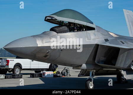 Lt. Col. Paolo "Loco" Lopez, F-22 Raptor dimostrazione comandante del team e pilota, si siede in un cockpit di un F-22 durante il 2019 Thunder Over Georgia del Sud (TOSGA) Open House nov. 3, 2019, a Moody Air Force Base, Ga. La F-22 dimostrazione Team esegue precisione manovre aeree per dimostrare le funzionalità esclusive della quinta generazione di aerei da combattimento. Il 2019 TOSGA Open House è stato intitolato dal famoso U.S. Navy Blue Angels e dotato di più manifestazioni tra cui il fumo N Thunder carrello a getto e le ali del Blue Team con il paracadute. (U.S. Air Force foto di Airman Azaria E. Fost Foto Stock