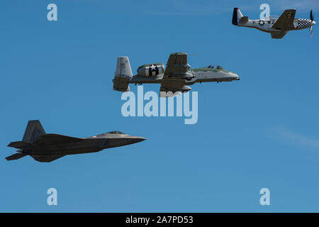 Un F-22 Raptor assegnato all'F-22 dimostrazione Team esegue un patrimonio formazione di volo con un P Mustang e un-10C Thunderbolt II durante il 2019 Thunder Over Georgia del Sud open house nov. 2, 2019, a Moody Air Force Base, Ga. La F-22 dimostrazione Team esegue precisione manovre aeree per dimostrare le funzionalità esclusive della quinta generazione di aerei da combattimento. Il 2019 TOSGA Open House è stato intitolato dal famoso U.S. Navy Blue Angels e dotato di più manifestazioni tra cui il fumo N Thunder carrello a getto e le ali del Blue Team con il paracadute. (U.S. Air Force foto di aria Foto Stock