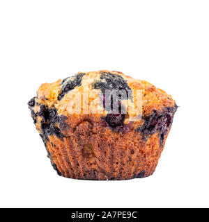 In casa vegan muffin ai mirtilli isolato. Uovo vegetariana-muffin gratis con bacche blu isolato su bianco con percorso di clipping. Foto Stock