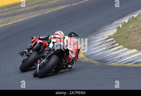 Troy Herfoss culmi Ducati Mike Jones nelle curve. Round finale dell'Australian Superbike a Eastern Creek, Sydney, Australia Foto Stock