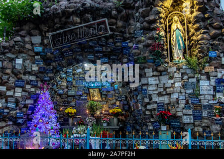 A Saigon, Vietnam, 18 dic. 2017, il popolare Ave Maria preghiera spot con muro di pietra piena di cartello e albero di Natale, la chiesa Huyen Sy chiesa, Saig Foto Stock