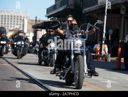 Houston, Stati Uniti d'America. 3 Novembre, 2019. Gli appassionati di moto arrivare sulle loro moto per Lone Star Rally in downtown Galveston, Texas, negli Stati Uniti il 9 novembre 3, 2019. L annuale Lone Star Rally è uno degli eventi più attesi in Galveston. Credito: Yi-Chin Lee/Xinhua/Alamy Live News Foto Stock