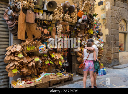 Turisti al di fuori di un souvenir regali tra i vicoli di Firenze, Toscana, Italia. Foto Stock