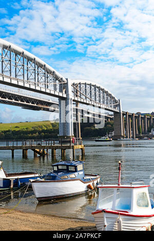 Barche da pesca sul fiume Tamar a Saltash cornwall, il famoso Royal Albert bridge progettato da Isambard Kingdom Brunel in background Foto Stock