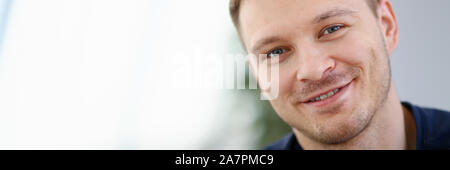 Bello e sorridente viso maschile Closeup ritratto Foto Stock