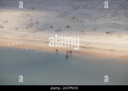 Mozambico beach, persone di pesca con net Foto Stock