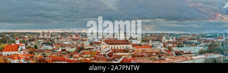 Città vecchia con tetti rossi e chiese, antenna cityscape vista della città di Vilnius, Lituania Foto Stock