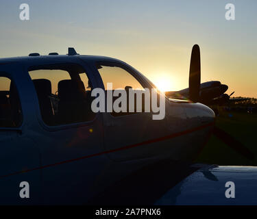 Il faggio V35B Bonanza, al tramonto, Freddie marzo spirito di aviazione, Goodwood 2019, settembre 2019, automobili, automobili, il circuito da corsa, Classic, co Foto Stock