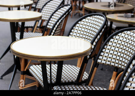 Parigi, Francia. Cafe Terrace Table Con Sedie In Vimini. Classic French Cafe View. Foto Stock