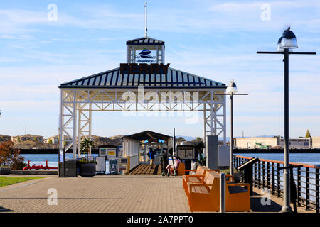 Oakland ferry terminal per la Baia di San Francisco con il traghetto, Jack London Square di Oakland, contea di Alameda, California, Stati Uniti d'America Foto Stock