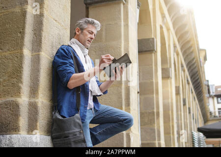 Artista matura delineando in Centro storico Foto Stock