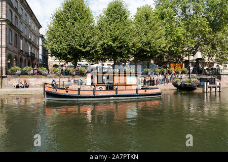 Strasburgo, Bas-Rhin / Francia - 10 agosto 2019: Strasburgo canali con barche pronte per le crociere turistiche attraverso la città vecchia Foto Stock