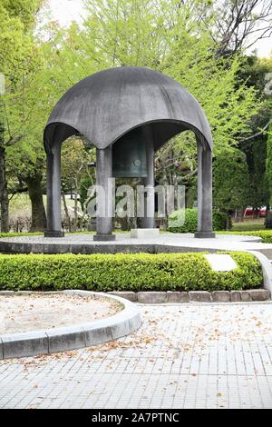 La città di Hiroshima Chugoku nella regione del Giappone (Honshu Island). Famosa Campana della Pace nel Parco del Memoriale della Pace. Foto Stock