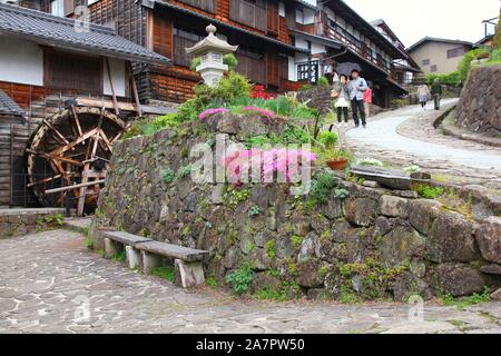 MAGOME, Giappone - 2 Maggio 2012: la gente visita la città vecchia di Magome. Magome-juku è una storica città post del famoso sentiero Nakasendo tra Kyoto e Edo. Foto Stock