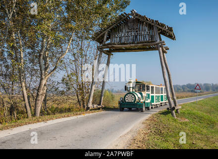 Treno turistico nel parco naturale di Kopacki rit Foto Stock