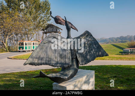 Statua od cormoraint bird nel pesce della forma del corpo a mangiare il pepe all'entrata di Kopacki rit Foto Stock