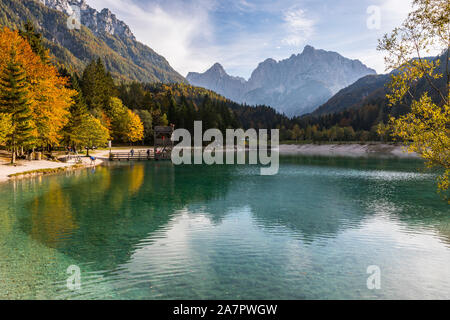 Jasna lago in Kranjsna gora, Prisojnik e rasoio picchi moutain in background Foto Stock