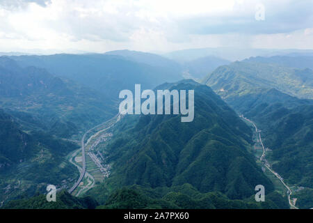 La vista delle montagne e del fiume con village bungalows scattering intorno somigliano molto tradizionali dipinti cinesi nel distretto di Yiling, Yichang city, Foto Stock