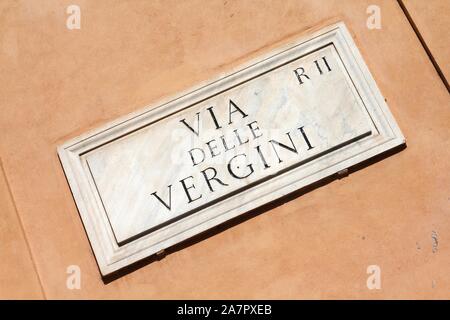 Via delle Vergini - old street sign in Roma, Italia. Foto Stock