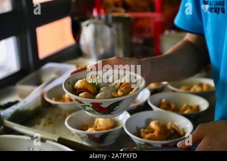 Bakso Cuanki. Polpetta e wonton fritti zuppa da Bandung, West Java. Foto Stock