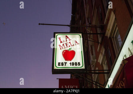 Segno per la Mela ristorante italiano, Little Italy, New York City, Stati Uniti d'America. Foto Stock