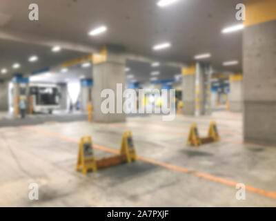 Sfumata la costruzione di un parcheggio al coperto posto sullo sfondo. Foto Stock