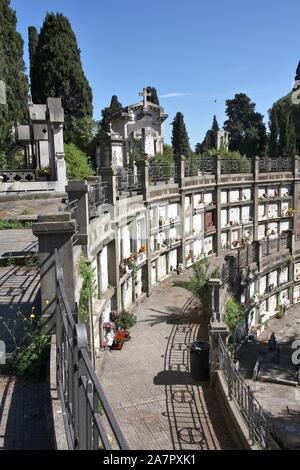 Roma, Italia - 9 Aprile 2012: Campo Verano cimitero in Roma. Essa esiste dal 1812 ed è uno dei cimiteri più grande in Italia. Foto Stock